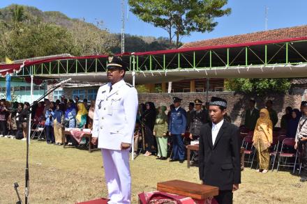 Upacara Pengibaran Bendera HUT Ri yang ke 74